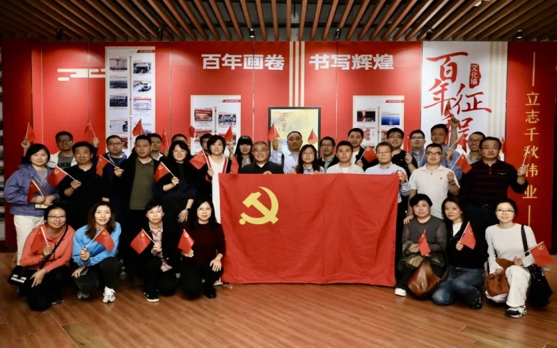 党建阵地 - 厚植爱国情怀 汲取奋进力量 融诚物产集团本部党支部组织观影活动